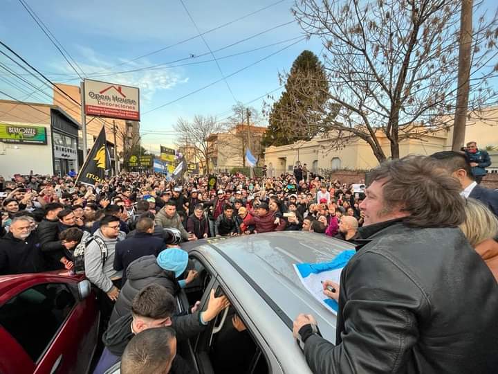 Javier Milei inició su campaña presidencial en las localidades de Merlo y La Matanza