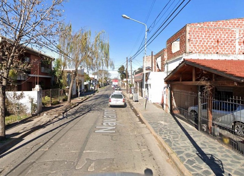 Fuentes policiales y judiciales informaron que la victima estacionó su auto frente a la casa de su hija para dejarla allí y fue abordado por dos "motochorros" con intenciones de robo.