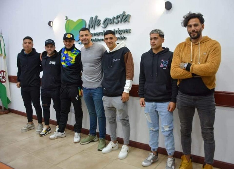 El intendente Municipal, Mauro García, se reunió con futbolistas en su día para reconocerlos como embajadores deportivos de la ciudad.