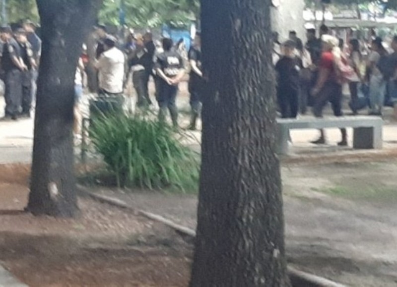 Este viernes en la Plaza Mariano Moreno frente al Municipio, el Gobierno de Mariel Fernández con el IMDEL y un desproporcionado operativo policial desalojo y reprimió a feriantes y manteras, mayoría mujeres, algunas con sus hijos.