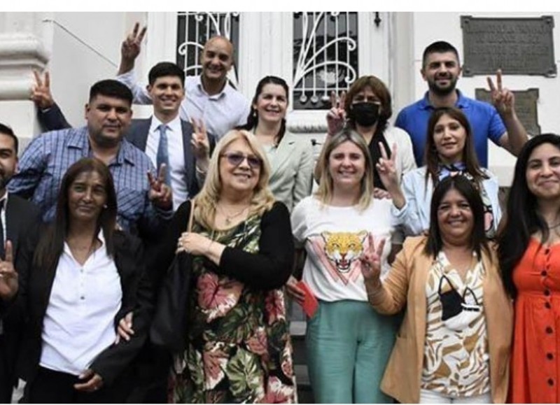 Los concejales del Frente de Todos, rodean a Mariel Fernández.