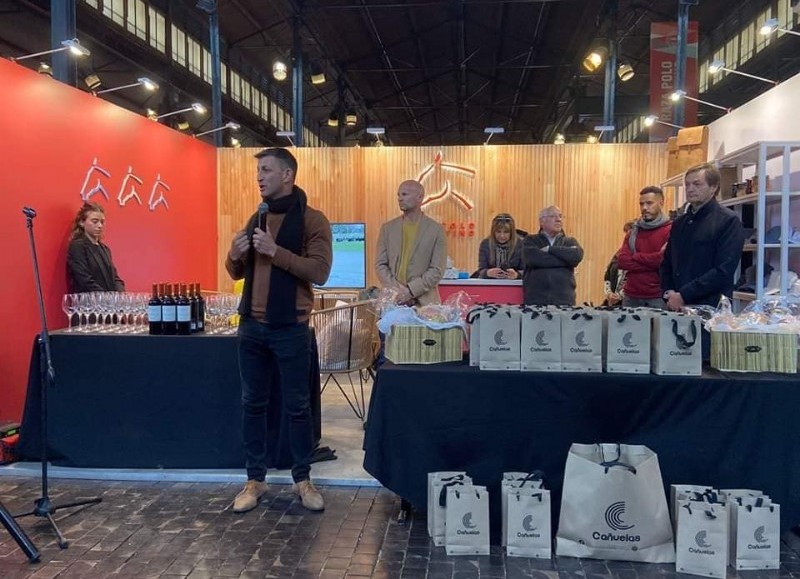 El intendente Municipal, Mauro García, estuvo presente en la entrega de los certificados a las y los participantes que realizaron el curso de petiseros.