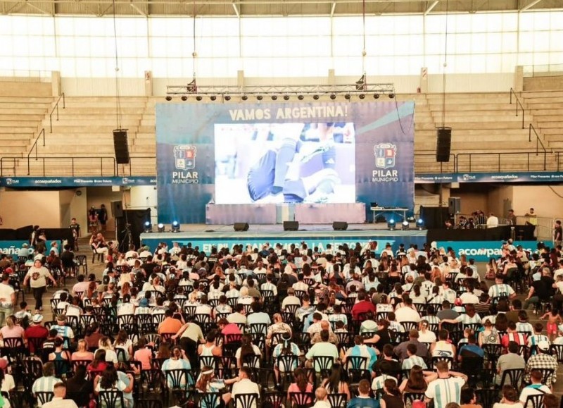 Los pilarenses vivieron el partido de la Selección nacional alentando en el Microestadio Municipal, en un clima de fiesta, y acompañados por el intendente Federico Achával que estuvo presente una vez más apoyando a la Argentina.