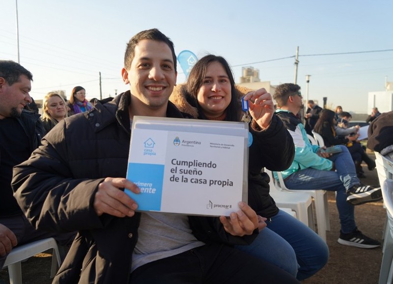 Gustavo Menéndez y el Ministro de Desarrollo Territorial y Hábitat, Santiago Maggiotti, realizaron una nueva entrega de viviendas del Plan ProcreAR en Parque San Martín.