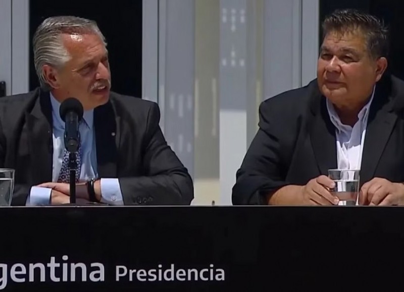 "Basta de parásitos y garroneros", le reclamó el intendente de José C. Paz al Presidente, que aplaudía a su lado durante un acto en el distrito.