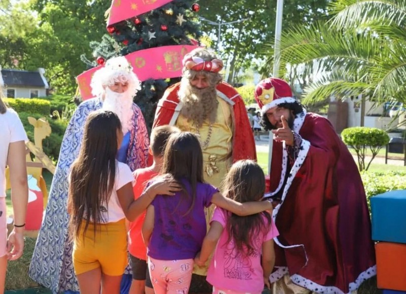 Se vivió un encuentro llenó de emoción y magia en Pilar, entre los vecinos y los Reyes Magos.