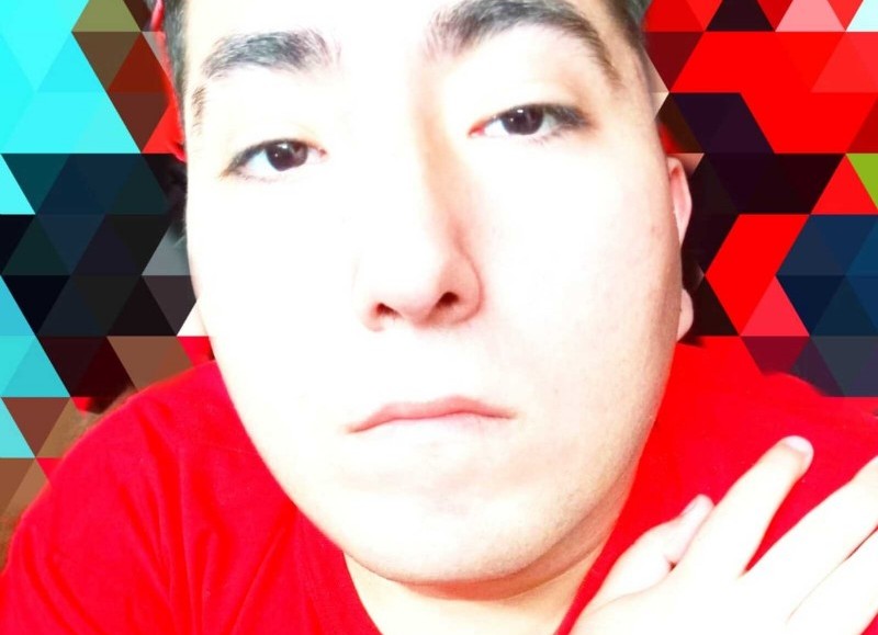 Tiene 23 años de edad.