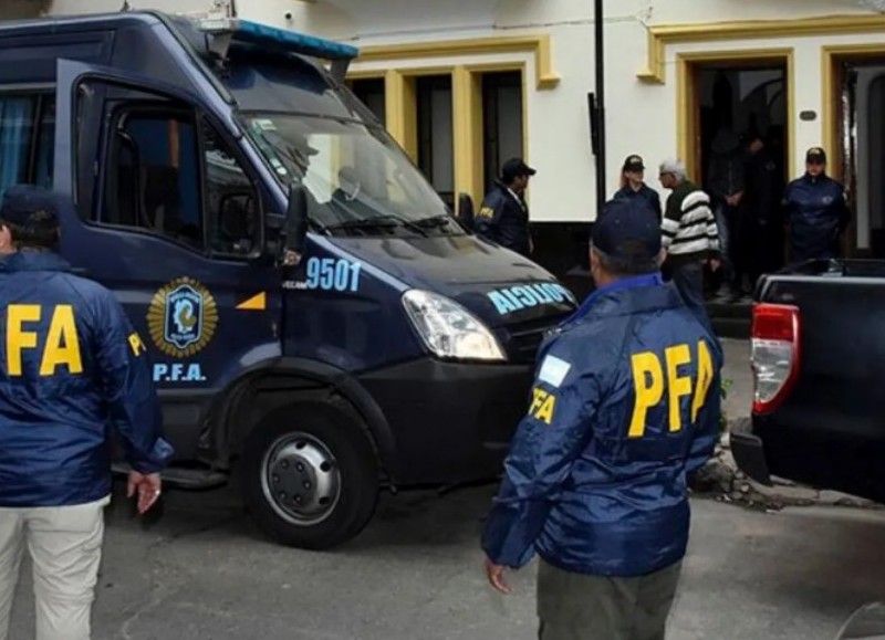 Cuando se presentaron en el sitio, los efectivos vieron que Walter Fernández (36 años) un cabo primero de la PFA que estaba vestido de civil, discutía con otros cuatro, entre los que se encontraba la víctima, Agustín Tomás Valdez, de 26 años.