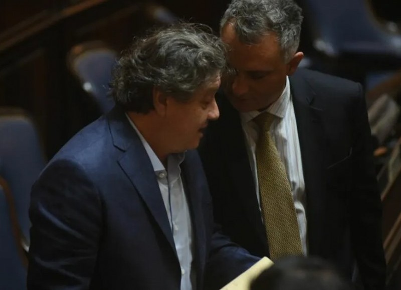 El senador bonaerense Carlos Kikuchi y el armador provincial de La Libertad Avanza (LLA), Sebastián Pareja.