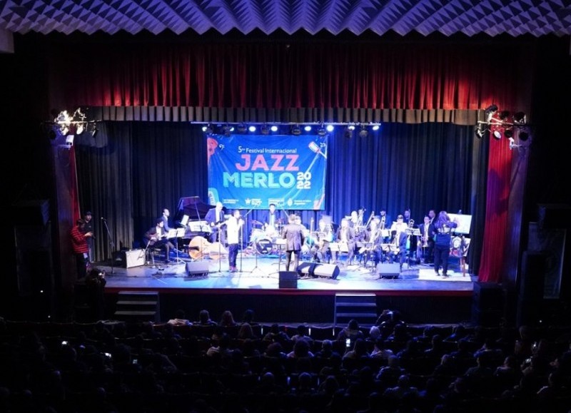 El horario será a las 20 horas y la entrada es libre y gratuita. Se retiran por la boletería del teatro el día anterior a la función.