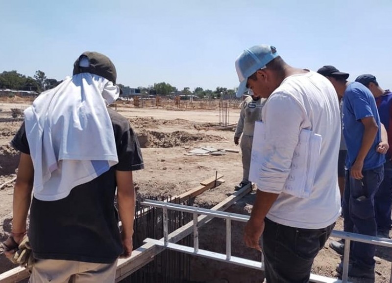 En esta ocasión, se trata de trabajos de hormigón, está obra se lleva a cabo con fondos municipales y empleados de la Constructora Municipal y se prevé la finalización de la misma el corriente año.