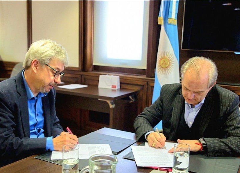 El expediente incluye a Gustavo Araya Ramírez, director General de Informática y Tecnología, y a José Luis Branca.