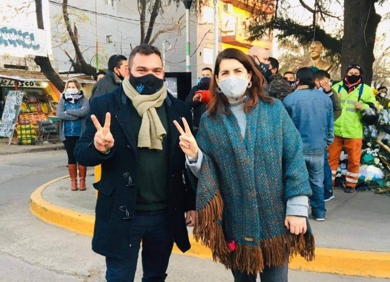El militante del Movimiento Evita en Moreno, Jonathan Dimitroff, y la intendente Mariel Fernández.