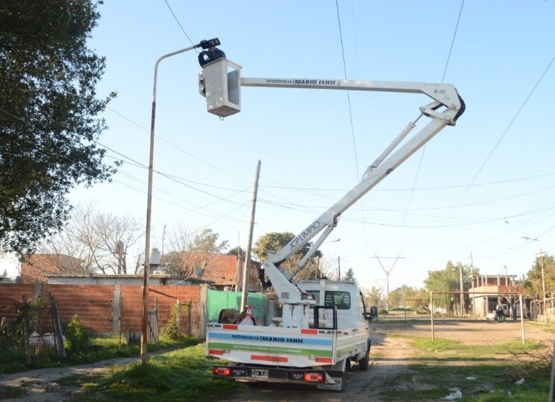 Mediante la Dirección de Electromecánica e Iluminación realizaron desde la comuna, la instalación de nuevas luminarias LED en las calles del Distrito, en este caso, en la calle Florencio Ballesteros.