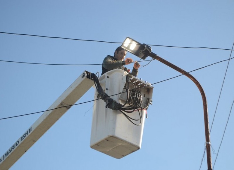 Mediante la Dirección de Electromecánica e Iluminación realizan la instalación de nuevas luminarias LED en las calles del distrito.
