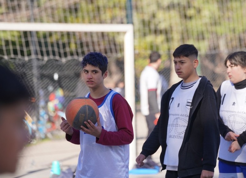Niños y adolescentes participaron de la primera fecha de la Liga de Básquet organizada por la Subsecretaría de Deportes de Merlo en el Parque Municipal Néstor Kirchner.