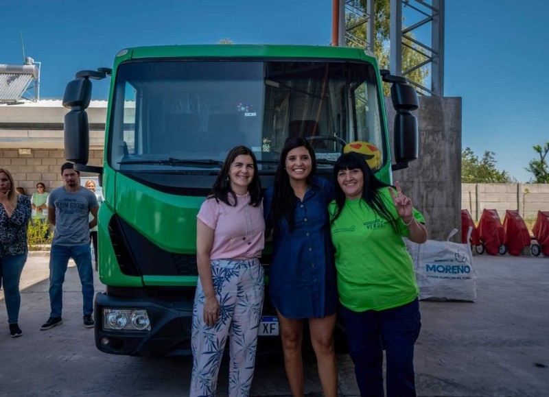 La intendente de Moreno, Mariel Fernández, en un acto de propaganda.