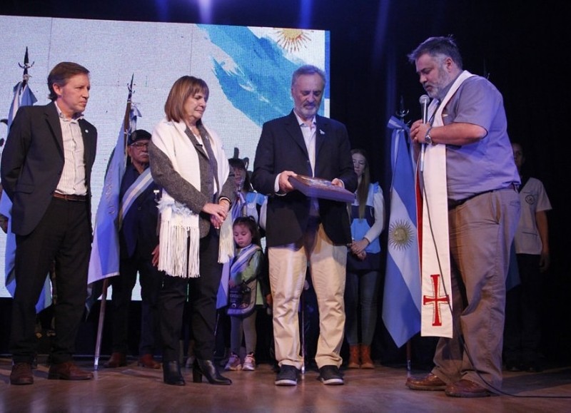 Jaime Méndez junto al senador provincial Joaquín de la Torre recibieron la visita de Patricia Bullrich, ex ministra de seguridad de la Nación.
