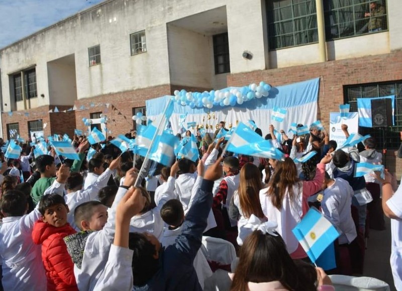 El intendente Municipal, Mauro García, asistió al acto de Promesa de Lealtad a nuestra Bandera Nacional.