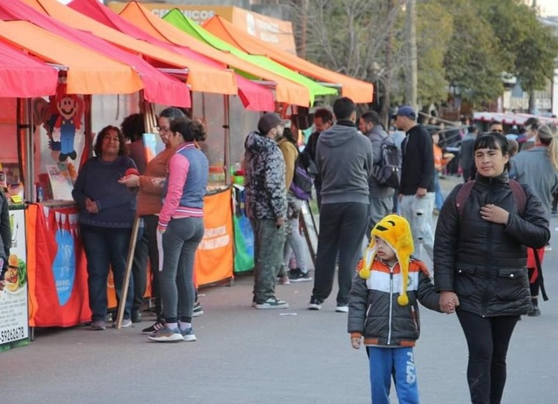 Con la presencia del intendente Jaime Méndez, cientos de vecinos disfrutaron de un gran festival de compras en el paseo comercial de Mariló.