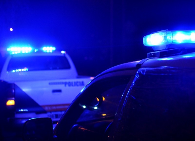 A pesar de los gritos de auxilio de la damnificada, recién al minuto apareció un automovilista que se bajó con un fierro para espantar a los malvivientes, que se dieron a la fuga.