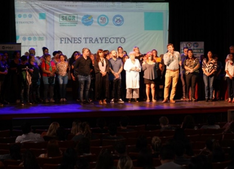 Se realizó una nueva capacitación a docentes y tutores del Programa de Finalización de Estudios en el Teatro Municipal de Merlo, donde se presentaron los contenidos que se abordarán durante este año en las clases.