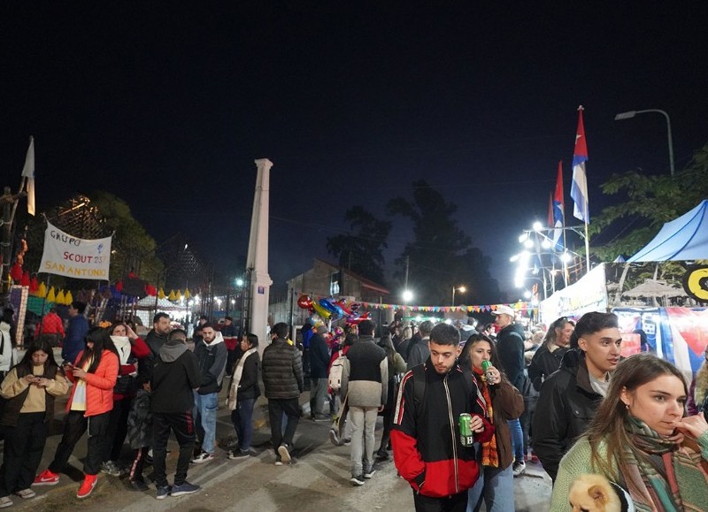 Los vecinos y vecinas se acercaron a Centenario y Llavallol de Acosta para disfrutar de este evento solidario que el Municipio de Merlo y la Universidad Nacional del Oeste.