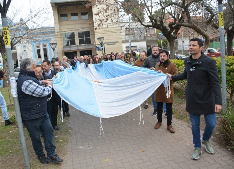 Con los colores de la patria en el corazón, la Municipalidad de General Rodríguez realizó el Acto Protocolar por el Día de la Bandera, haciendo honor a los valores que su creador, Manuel Belgrano, nos legó para la posteridad. 
