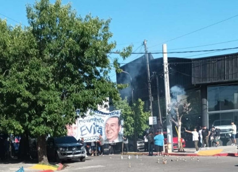 Los militantes lanzaron fuegos artificiales en un sitio ilegal.