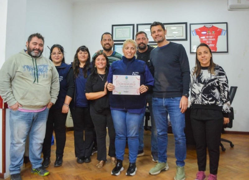 El intendente Municipal, Mauro García, le entregó un reconocimiento a Sonia Miceli, trabajadora municipal desde hace 28 años.
