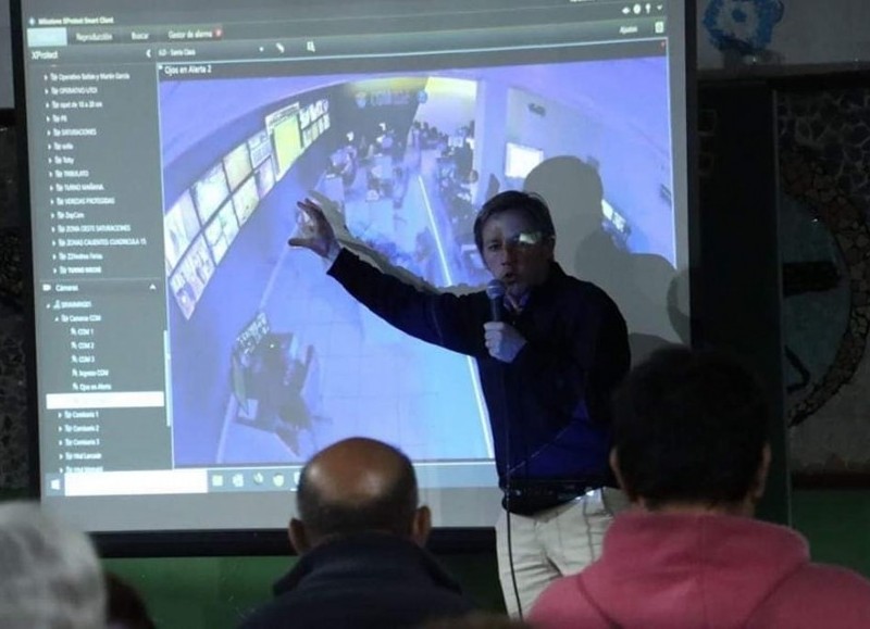 En el marco del ciclo de charlas “el intendente te escucha”, el intendente Jaime Méndez se reunió con vecinos de Santa Clara para escuchar sus reclamos, sugerencias e ideas para seguir mejorando el barrio.