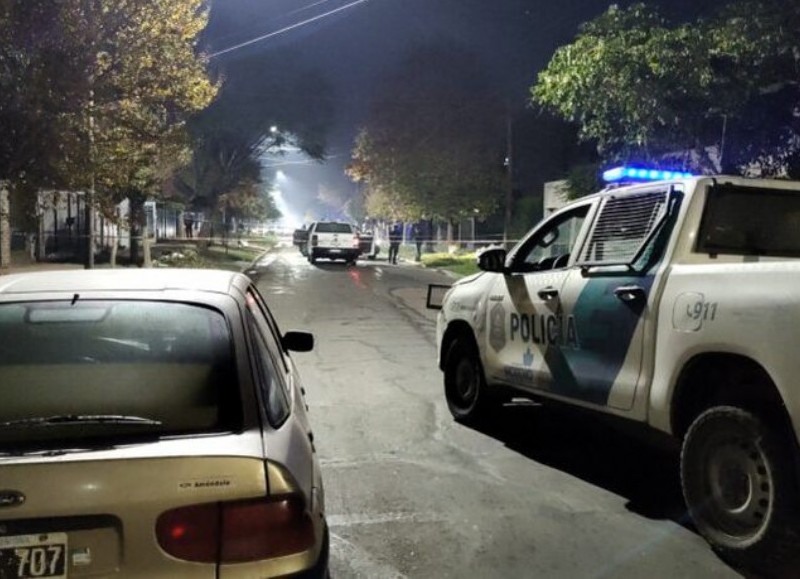 Un hombre de 30 años fue asesinado de un tiro en el cuello luego de que dos hombres lo abordaran cuando estaba estacionado con su automóvil en el partido bonaerense de Moreno.