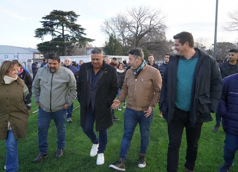Gustavo Menéndez junto al presidente de la Asociación del Fútbol Argentino (AFA), Claudio “Chiqui” Tapia.