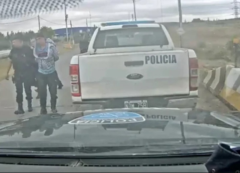 En una maniobra rápida, los motochorros le robaron una cartera en la que llevaba 15 mil pesos en efectivo luego de una transacción en el banco.