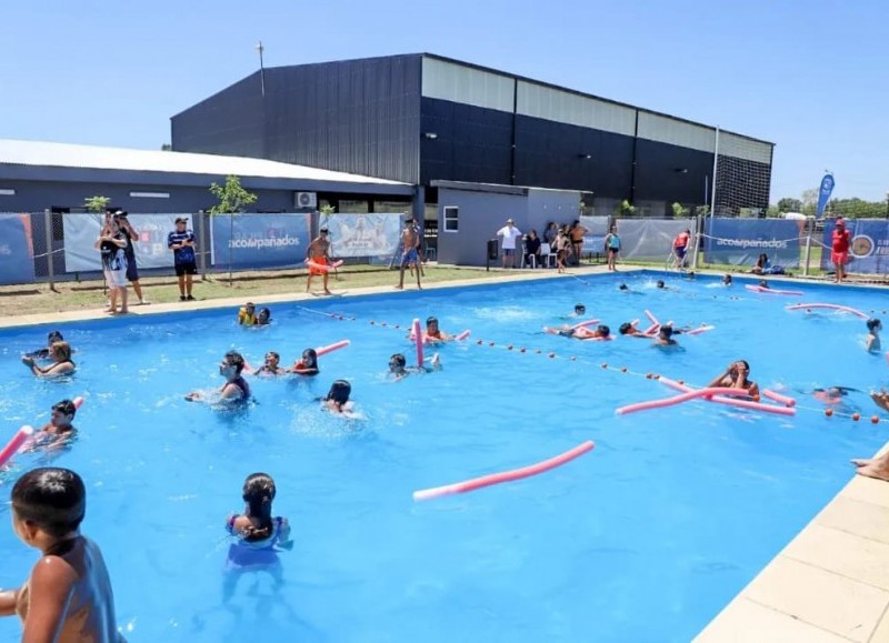 La Municipalidad de Pilar informó que "en nuestros Clubes Municipales compartimos un día a pura diversión junto a familias de las localidades que se acercaron a disfrutar de las piletas".