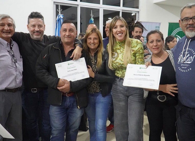 Más de 350 nuevos profesionales recibieron sus diplomas al finalizar los cursos gratuitos de capacitación que la Municipalidad de Merlo brindó en convenio con SMATA, CGT y la Dirección Provincial de Educación Técnico Profesional.