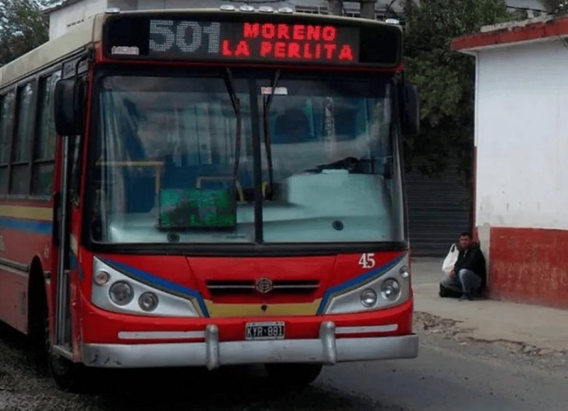 Además de robarle sus pertenencias a los pasajeros, golpearon al chofer.