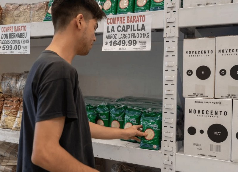 Con el objetivo de garantizar productos de calidad de la canasta básica a precios bajos, Moreno extendió el programa "Compre Barato" a supermercados.