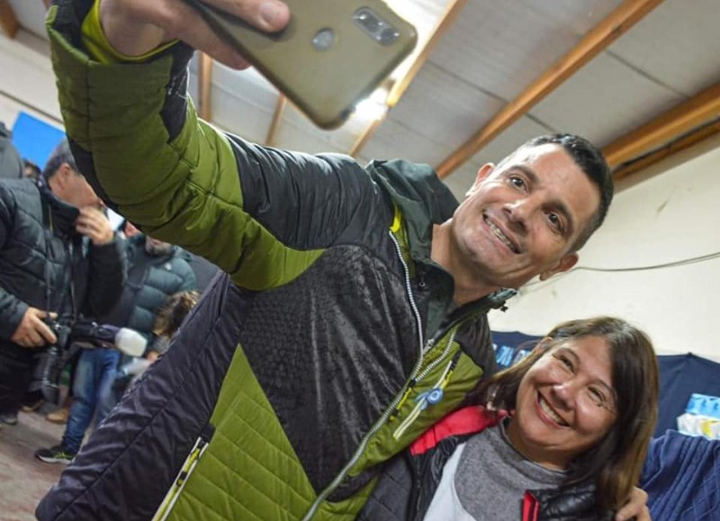El intendente Municipal, Mauro García, participó del acto de promesa de lealtad a la Bandera de los y las estudiantes de la Escuela Primaria de Adultos número 705.