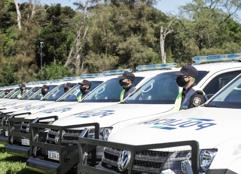 El intendente Federico Achával, recibió al gobernador de la provincia de Buenos Aires Axel Kicillof, que llegó al distrito para entregar 54 nuevos móviles policiales.