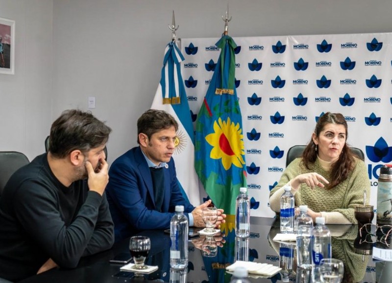 El ministro de Gobierno bonaerense, Carlos Bianco, junto al mandatario provincial Axel Kicillof y la intendente de Moreno, Mariel Fernández.