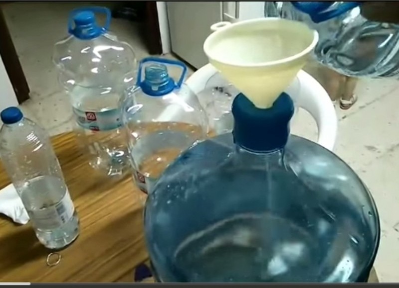 El agua que se brinda con los bidones. 
