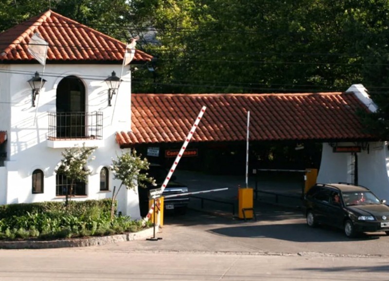 Eran las 22 de anoche cuando los tres ladrones, encapuchados y armados, irrumpieron en una de las casas del tradicional Tortugas Country Club, de Pilar. Los propietarios estaban de viaje. Se habían ido el día anterior.