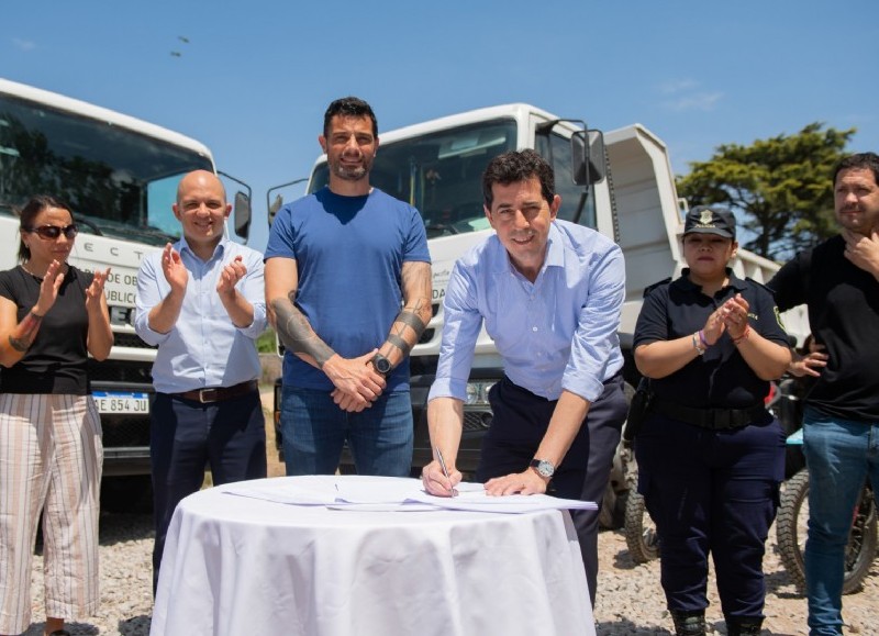 El ministro del Interior, Wado de Pedro, visitó el municipio de General Rodríguez, donde junto al intendente local, Mauro García, entregó motos, artefactos de iluminación y material para el mejoramiento de las calles.