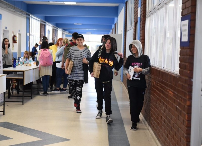 El ministro de Educación de la Nación, Jaime Perczyk, entregó hoy más de 400 de las 1500 netbooks del programa Conectar Igualdad que se distribuirán esta semana a alumnas y alumnos de escuelas secundarias de José C. Paz.