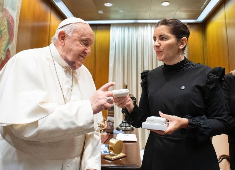 El Papa Francisco I y la intendente de Moreno, Mariel Fernández.