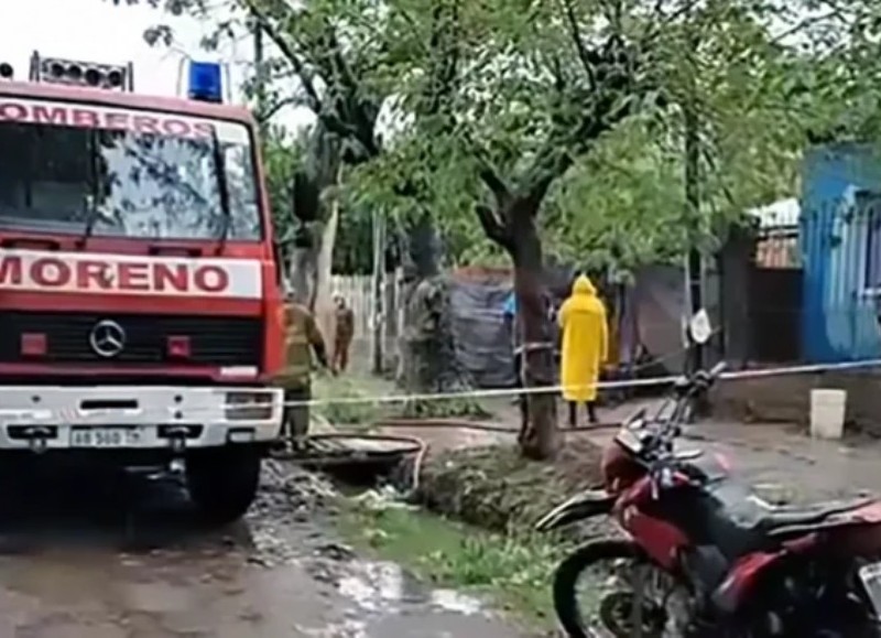 Los servicios de emergencia trabajan en el lugar del incendio trágico.