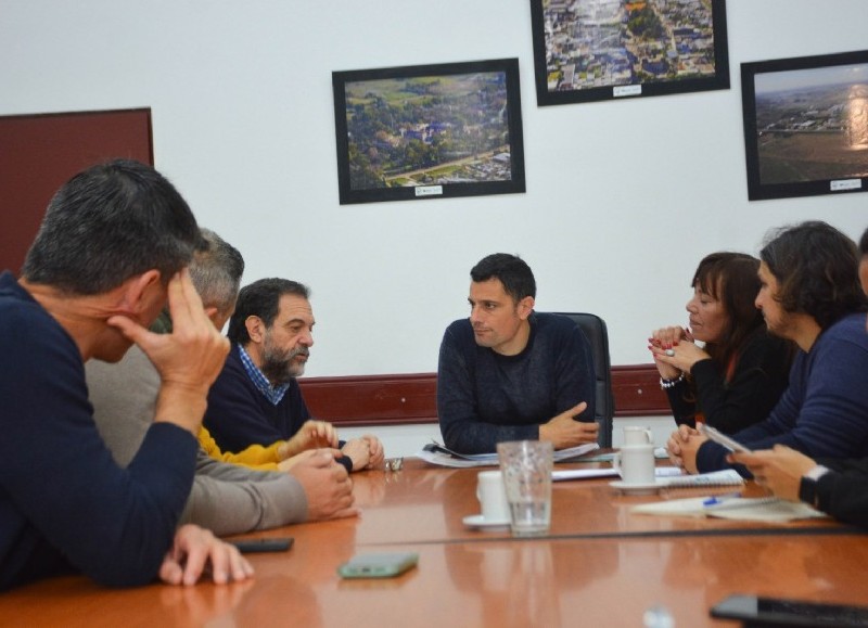 El intendente Mauro García recibió en el Salón Garrahan a representantes del Ministerio de Obras Públicas de la Nación y el Ministerio de Ambiente de la Provincia de Buenos Aires.