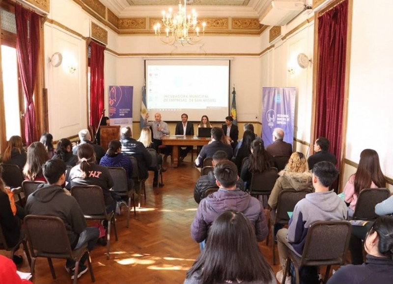 Hubo paneles a cargo de representantes de Getnet, Correo Argentino y Banco Ciudad y de empresarios locales que egresaron de la Incubadora Municipal de Empresas y contaron su experiencia.