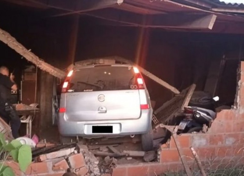 El conductor, de 42 años, intentó escapar, los vecinos lograron detenerlo a unas 15 cuadras de la casa donde incrustó su coche.